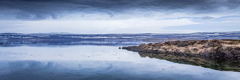 Landschaft eines Fjords mit einer felsigen Küste an der Route 61 in den Westfjorden bei Isafjordur, von Marcel Bakker