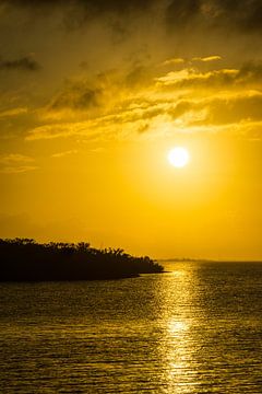USA, Florida, Intensive orange bunte Sonne Reflexion auf Ozean wa von adventure-photos