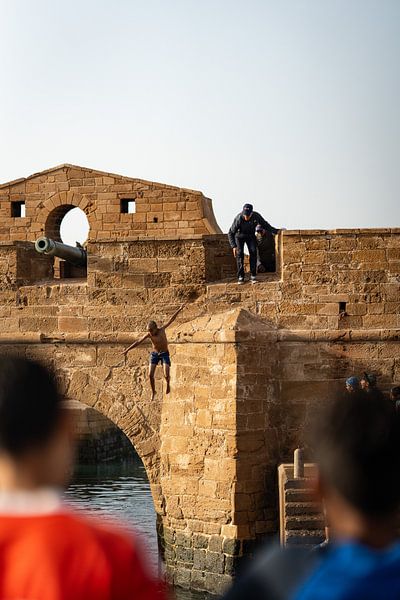 Glaubenssprung in Essaouira von Teun Janssen