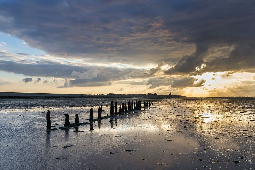 Een avond op het drooggevallen wad bij Wierum van Heidi Bol