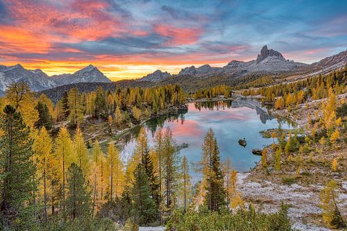 Herbst am Lago Federa in den Dolomiten