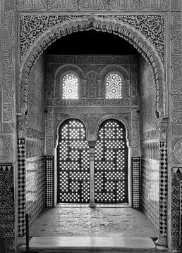 Moorse ramen in het Alhambra (Granada, Spanje) van Tim Loos