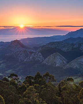 Zonsopkomst Mirador del Fitu, Asturië, Spanje van Henk Meijer Photography