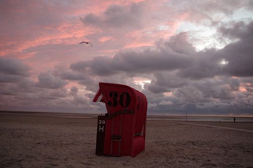 Rode strandstoel op het Noordzeestrand