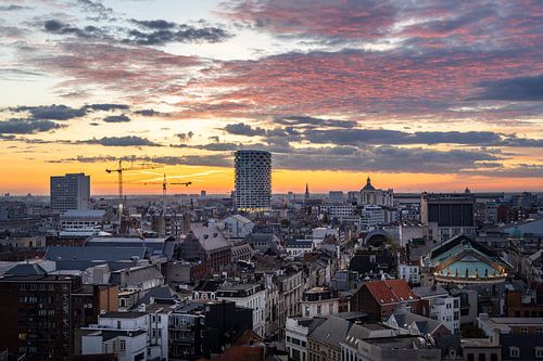La silhouette d'Anvers sous un ciel matinal coloré