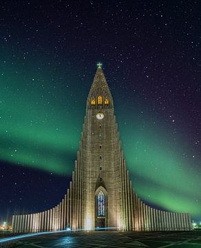 Hallgrímskirkja met noorderlicht in IJsland van Patrick Groß