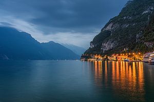 Lac de Garde à la tombée de la soirée nuageuse