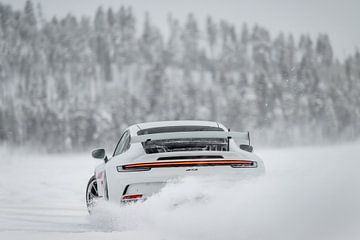 Porsche 992 GT3 in een drift van Bas Fransen