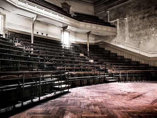 Collegezaal in Vervallen Universiteitsgebouw in België