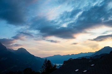 Uitzicht over de bergen | Zwitserland van Andrea Labeur