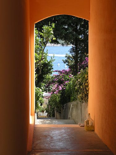Doorkijkje naar zee in Griekenland