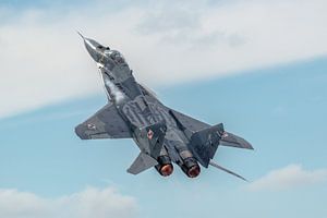 Eine MIG-29 der polnischen Luftwaffe hebt mit röhrendem Sound und Nachbrenner zu einer Vorführung au