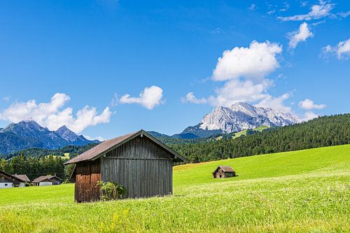 Hooihut op de hooilanden tussen Mittenwald en Krün