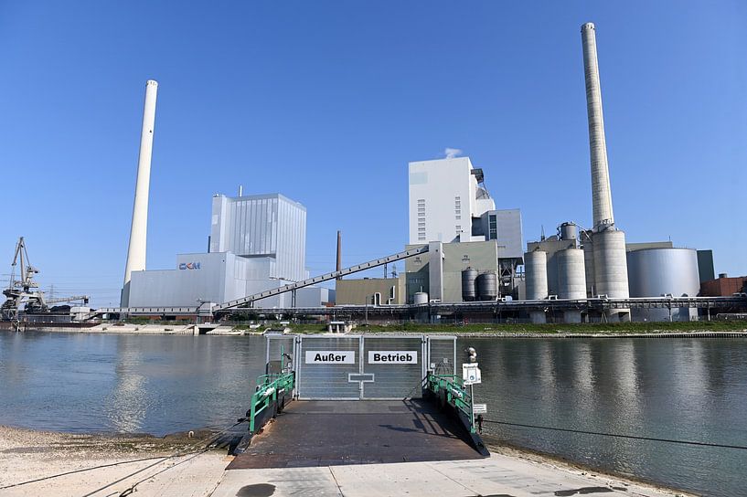 Coal plants Altrip Ferry service out of service. by Richard Wareham