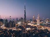 Downtown Dubai met de Burj Khalifa in het midden in de avond (blue hour) net na zonsondergang van Michiel Dros thumbnail