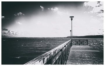 Voetgangersbrug bij het meer van Zarnowitz in Polen op een warme zomeravond van Jakob Baranowski - Photography - Video - Photoshop