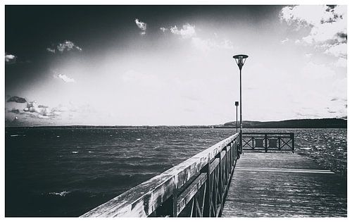 Voetgangersbrug bij het meer van Zarnowitz in Polen op een warme zomeravond