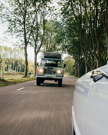 Der weniger begangene Weg – Rolling Shot mit einem Oldtimer-Land Rover von Mohit Hambiria