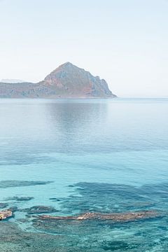 Azuurblauwe zee aan de Italiaanse kust in Sicilië
