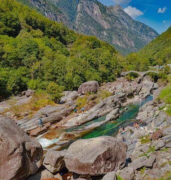 Felsformationen entlang des Flusses Verzasca und die mittelalterliche Doppelbogenbrücke Ponte dei Sa