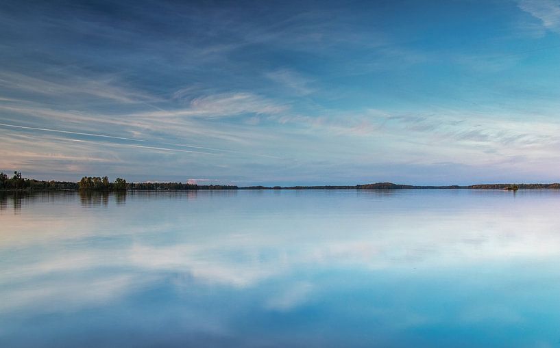 Ciel bleu et nuages se reflétant dans l'eau par Connie de Graaf