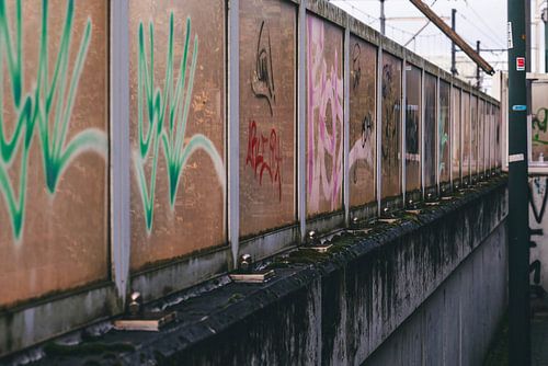 Graffiti op de ramen.