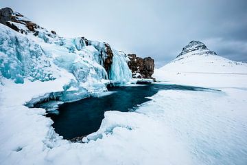 De Kirkjufellsfoss waterval in winters IJsland van Martijn Smeets
