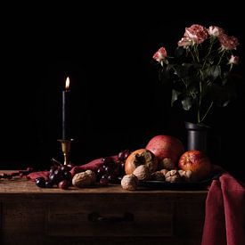 Vie silencieuse avec bougie, fruits, noix et roses sur Mark de Weger