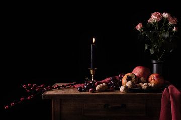 Stilles Wohnen mit Kerze, Obst, Nüssen und Rosen von Mark de Weger