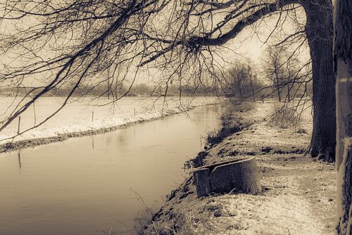 rivier in sneeuwlandschap