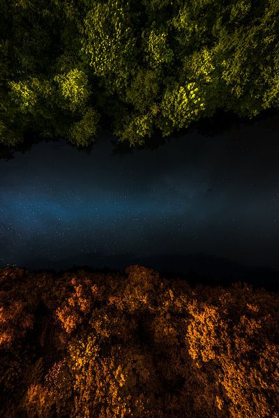 Forêt magique en automne et en été avec une rivière comme un ciel étoilé par Jan Hermsen
