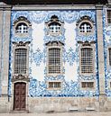 Mit blauen und weißen Kacheln (Azulejos) verzierte Fassade der Kirche igreja do Carmo in Porto, Nord von WorldWidePhotoWeb Miniaturansicht