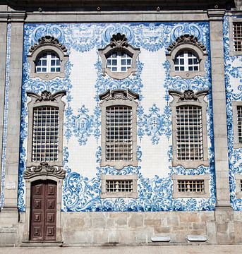 Facade decorated with blue and white tiles (azulejos) of the igreja do Carmo church in Porto, North  van WorldWidePhotoWeb
