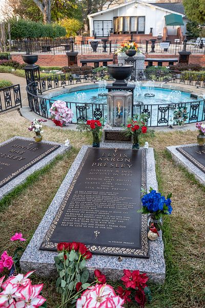 Das Grab von Elvis Presley auf dem Anwesen Graceland von Eric van Nieuwland