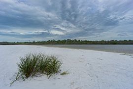 USA, Florida, Regenwolken und dramatischer Himmel über weißem Sandstrand von adventure-photos