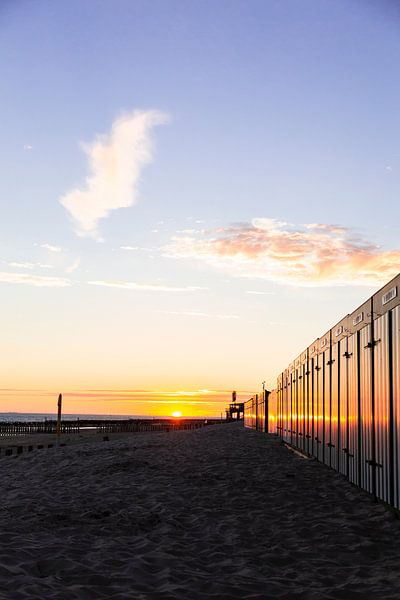 Strandfoto mit warme licht und strandhauser von Manon van Bochove