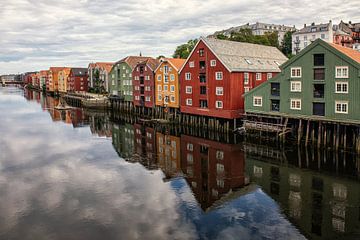 Colourful wooden houses along the Nidelva by Hanneke Luit