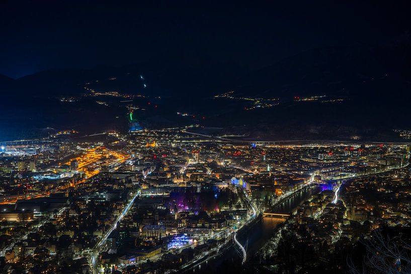Blick auf die Stadt Innsbruck in Österreich Tirol bei Nacht von Animaflora PicsStock