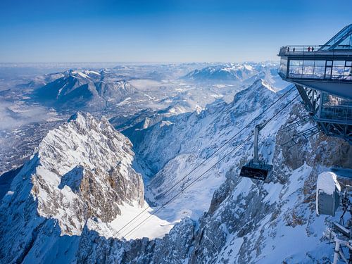 Uitzicht vanaf de Zugspitze over de Höllental vallei naar Garmisch-Partenkirchen