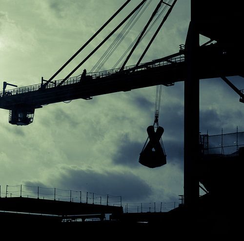 Grue portuaire aux hauts fourneaux d'IJmuiden.