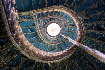 Verlassenes blaues Treppenhaus. von Roman Robroek