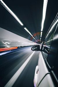 Voiture dans le brouillard du tunnel
