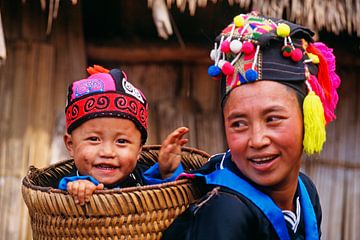 Laos. Luang Prabang. Mutter mit ihrem kleinen Sohn in einem Korb.