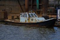 Roestig scheepje in Lauwersoog haven