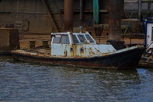 Roestig scheepje in Lauwersoog haven