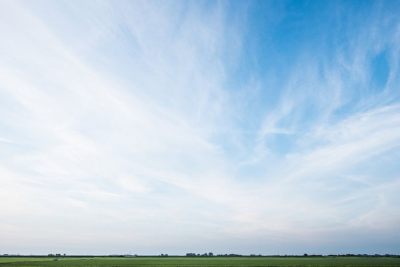 Blauwe wolkenlucht par saskia snijders