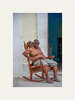 Un homme dans un rocking-chair photographié à Cuba