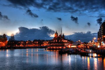 Amsterdam by night van Monique Struijs