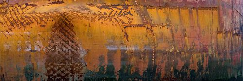 Scheepsrompen gehavend en stoer in de haven.