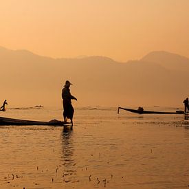 Vissers op Inle Lake in Myanmar van Carolien van den Brink
